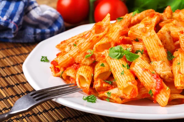 Penne med rostad kyckling i tomatsås — Stockfoto