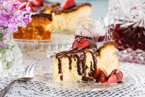 딸기와 초콜릿을 곁들인 치즈 케이크. — 스톡 사진