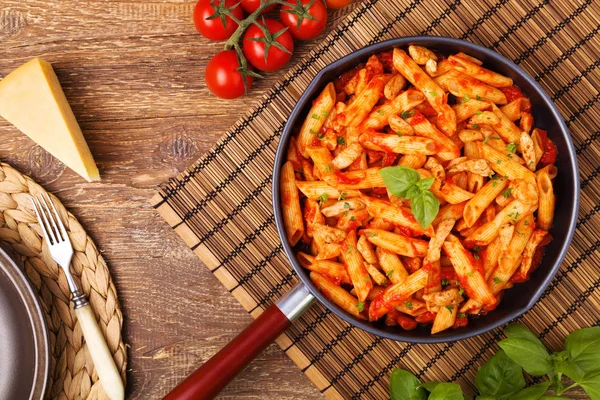 Kavrulmuş Tavuk domates soslu Penne — Stok fotoğraf