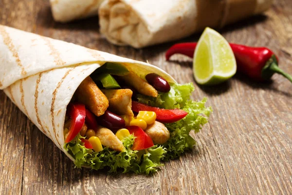 Burritos envolve com frango — Fotografia de Stock