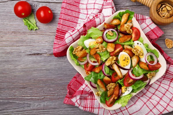 Köstlicher Salat mit Huhn, Nüssen, Ei und Gemüse. — Stockfoto