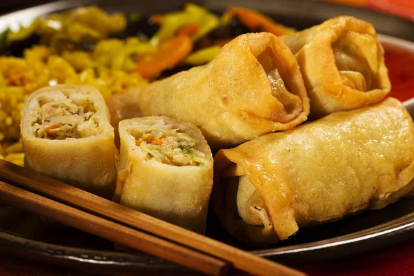 Portion rouleaux de printemps cuits au four avec des légumes et du riz sur une assiette . — Photo