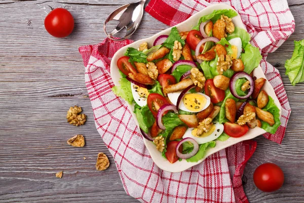 Köstlicher Salat mit Huhn, Nüssen, Ei und Gemüse. — Stockfoto