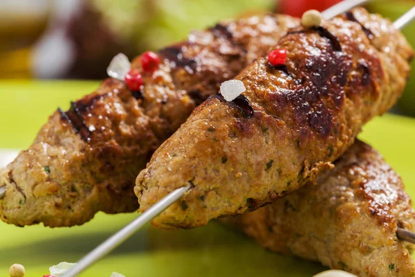 Gegrillte Kofta - Kebeb mit Gemüse auf einem Teller. — Stockfoto