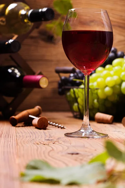 Glas rött vin, serveras med druvor — Stockfoto