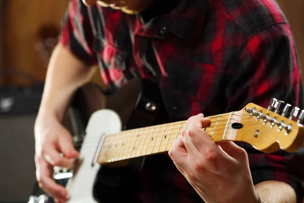 Jovem tocando guitarra elétrica. — Fotografia de Stock