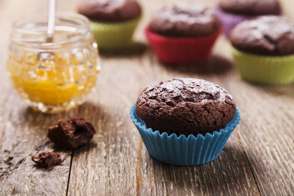 Muffins com chocolate em moldes coloridos — Fotografia de Stock