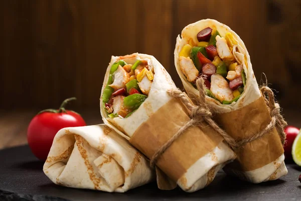Burrito tamamladı tavuk — Stok fotoğraf