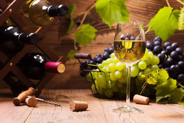 Copa de vino blanco, servido con uvas —  Fotos de Stock