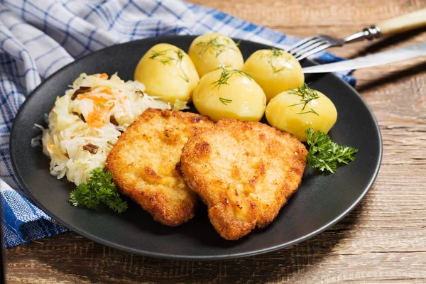 Fried pork chop in breadcrumbs, served with boiled potatoes and — Stock Photo, Image