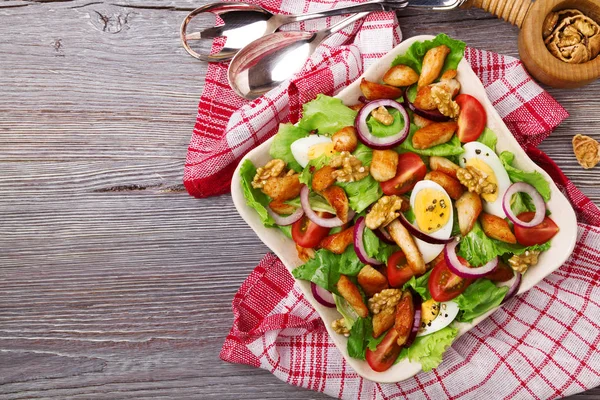 Tavuk, fındık, yumurta ve sebzeli lezzetli salata.. — Stok fotoğraf