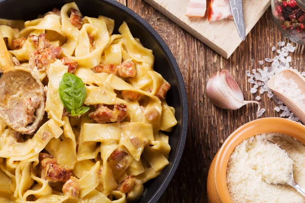 Pasta Carbonara con tocino, albahaca y queso —  Fotos de Stock