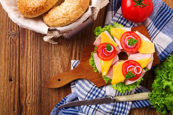 Gesundes Truthahnsandwich auf einem Bagel — Stockfoto