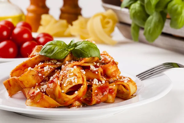Tagiatelle de pasta con tomate —  Fotos de Stock
