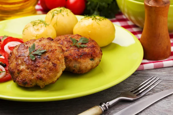 Almôndegas frescas, caseiras, servidas com salada de tomate e nova pota — Fotografia de Stock