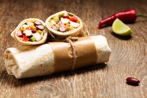 Burritos envolve com frango — Fotografia de Stock