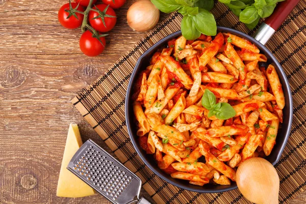 Penne au poulet rôti à la sauce tomate — Photo