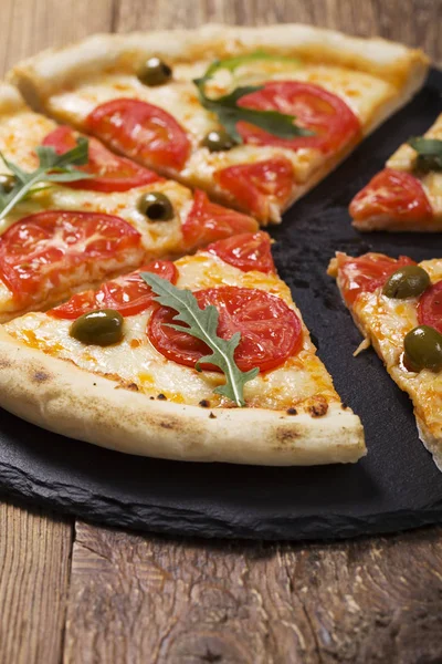 Pizza vegetarian on plate on stone black try with fresh tomatoes — Stock Photo, Image