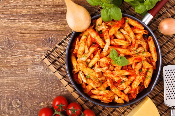 Penne con pollo arrosto in salsa di pomodoro — Foto Stock