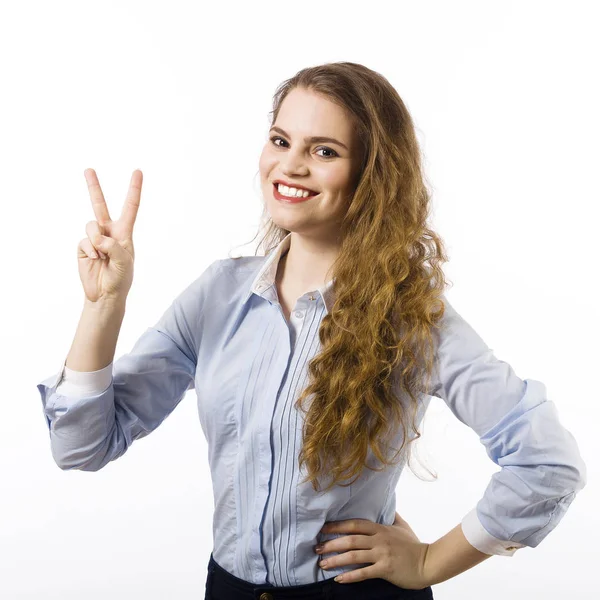 Ritratto di una bella giovane donna sorridente vestita di una cenere blu — Foto Stock