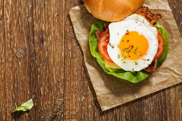 Smörgås med stekt ägg, bacon, ost och grönsaker. — Stockfoto