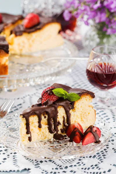 딸기와 초콜릿을 곁들인 치즈 케이크. — 스톡 사진