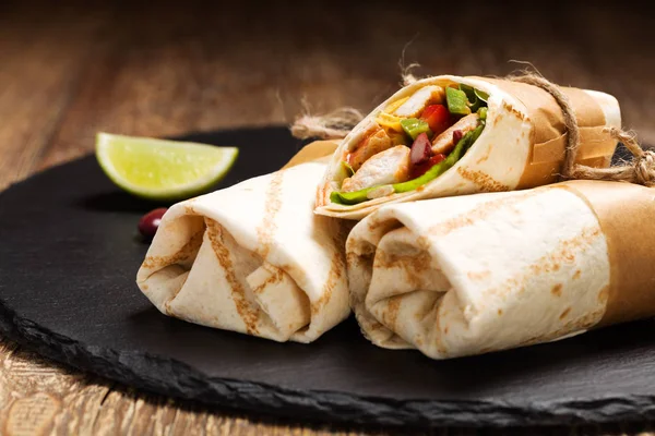 Burritos envolve com frango — Fotografia de Stock