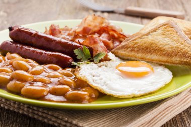 Tam İngiliz kahvaltısı pastırma, sosis, sahanda yumurta, pişmiş bea