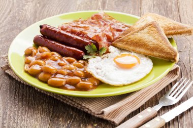 Tam İngiliz kahvaltısı pastırma, sosis, sahanda yumurta, pişmiş bea