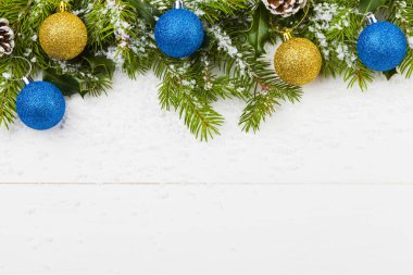 Noel dekorasyon kar ile ahşap beyaz zemin üzerine veya