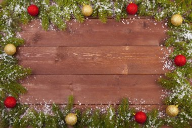 Noel dekorasyon kar ile ahşap beyaz zemin üzerine veya