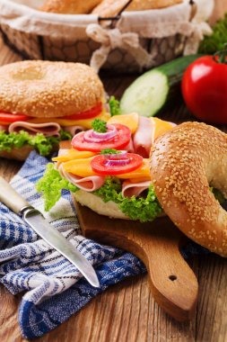 Sağlıklı hindili sandviç ekmek üzerinde