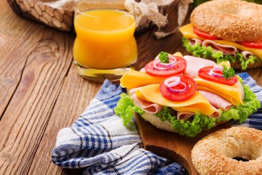 Sağlıklı hindili sandviç ekmek üzerinde