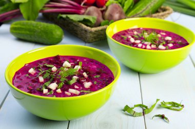 Soğuk krema ile servis taze pancar çorbası