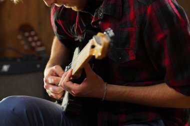 Elektro gitar çalan genç adam..