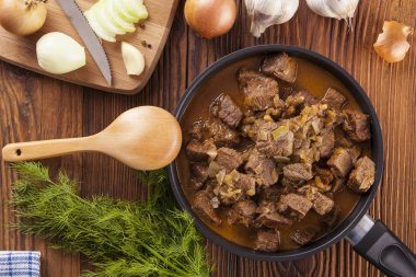 Sığır eti güveç - ahşap arka plan 
