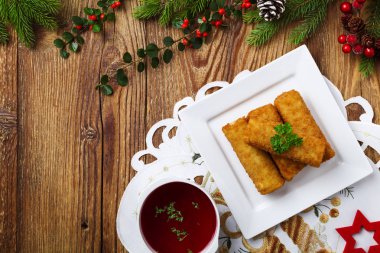 Lahana turşusu ve mantar ile kroket hizmet pancar ile böylece