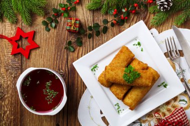 Lahana turşusu ve mantar ile kroket hizmet pancar ile böylece