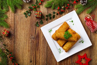 Lahana turşusu ve mantar ile kroket hizmet pancar ile böylece