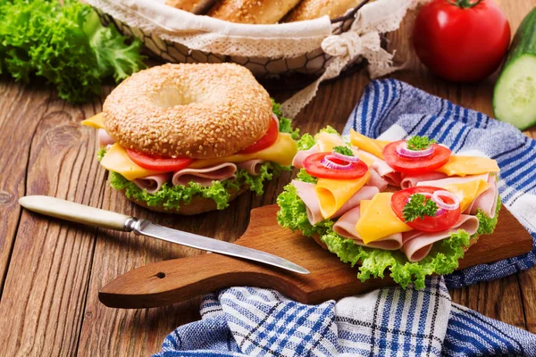Zdravé krůtí sendvič na pečivo — Stock fotografie
