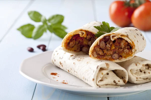 Burritos αναδιπλώνεται με κρέας φασόλια και λαχανικά — Φωτογραφία Αρχείου