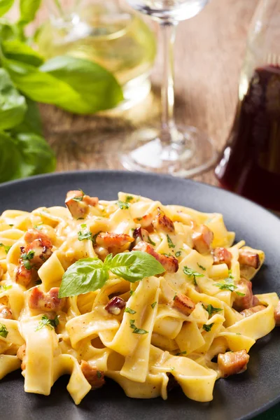 Makarna Carbonara sosis, fesleğen ve peynir ile — Stok fotoğraf