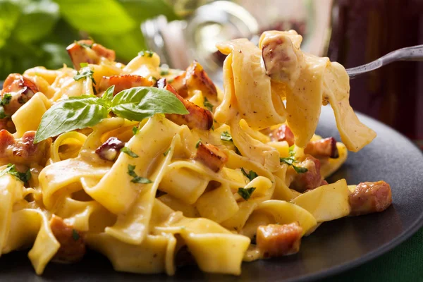 Pasta Carbonara con tocino, albahaca y queso —  Fotos de Stock