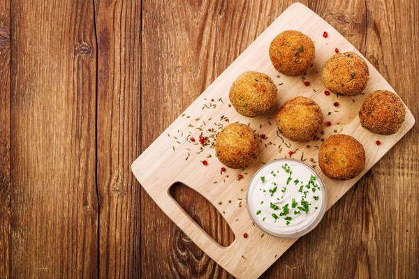 Chickpea falafel balls on a wooden desk with vegetables — Stock Photo, Image