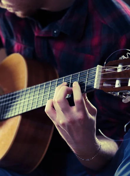 Joven tocando la guitarra acústica durante un concierto. - Vintage co — Foto de Stock