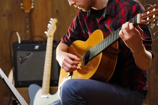 Giovane che suona la chitarra acustica. — Foto Stock