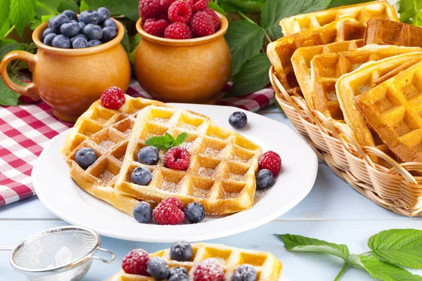 Zelfgemaakte wafels met fruit — Stockfoto