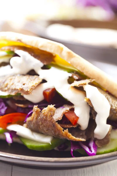 Kebab di manzo in un panino — Foto Stock