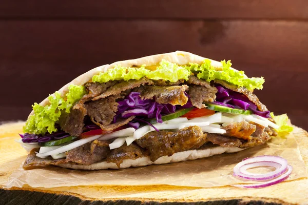 Kebab de carne em um pão — Fotografia de Stock