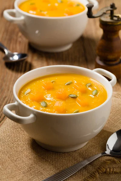 Çorba, balkabağı kreması kavrulmuş tohumlar ve kızarmış ekmeklerle servis edilir..